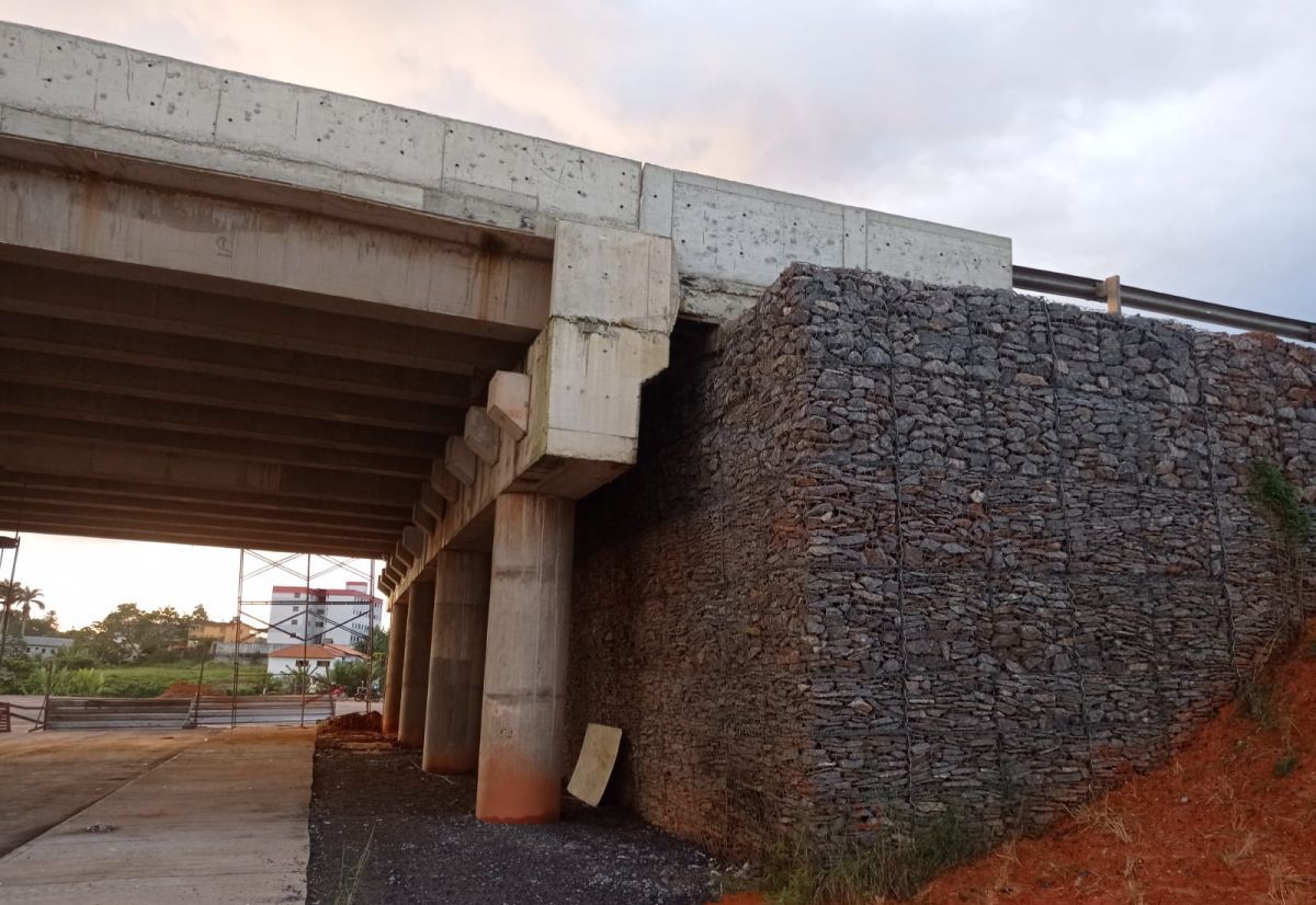 PASSAGEM INFERIOR DA RODOVIA BR-101 EM ESCADA PASSAGEM INFERIOR DA RODOVIA BR-101 EM ESCADA