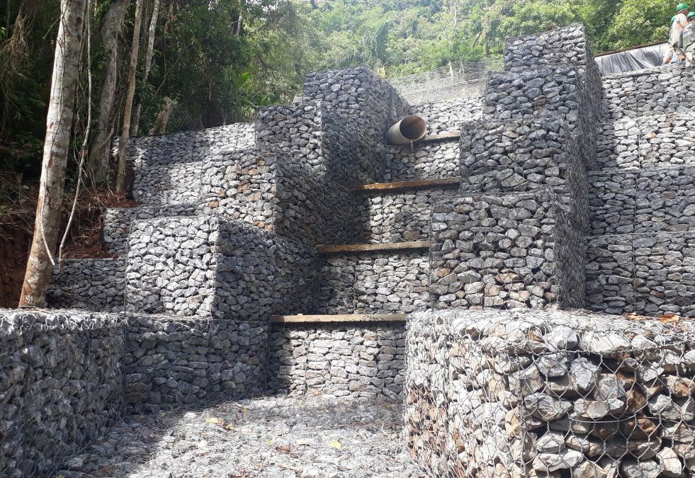 MURO DE CONTENÇÃO E ESCADA HIDRÁULICA EM GABIÕES MURO DE CONTENÇÃO E ESCADA HIDRÁULICA EM GABIÕES
